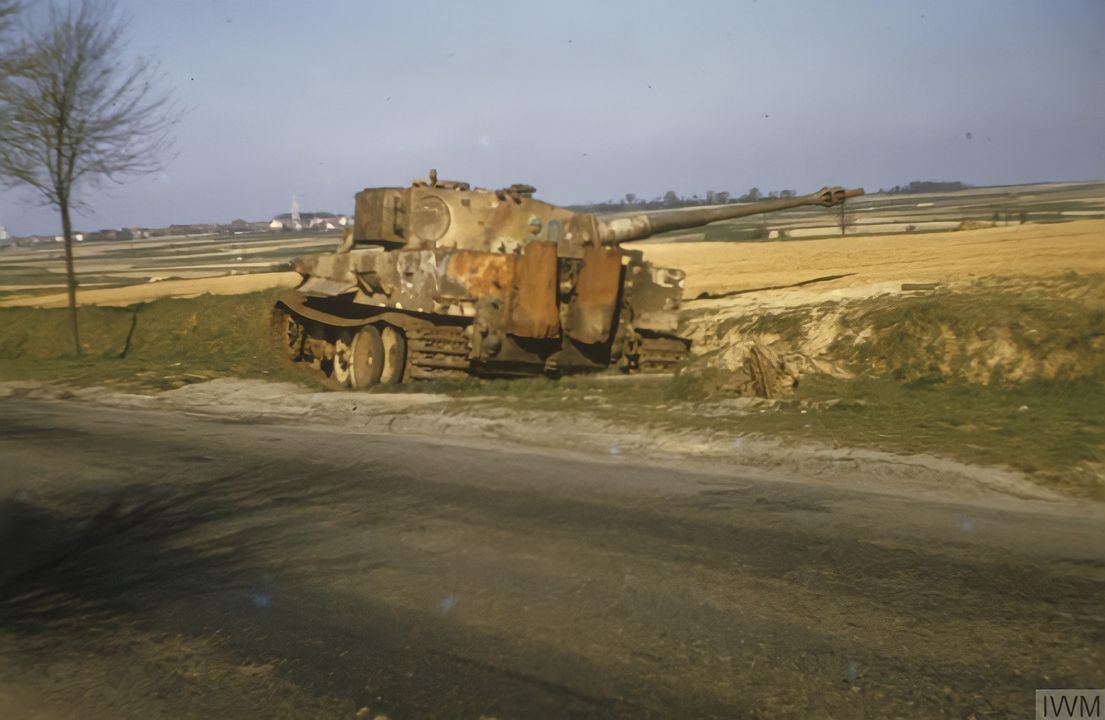 Le Tigre I - Page 4 Tigre-I-Roclincourt-pr-s-d-Arras-photographi-par-un-aviateur-du-406e-groupe-de-chasse-1944-Le-Ti