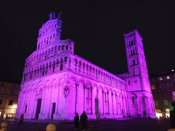 La chiesa di San Michele in Foro a Lucca illuminata di rosa (www.luccaindiretta.it)