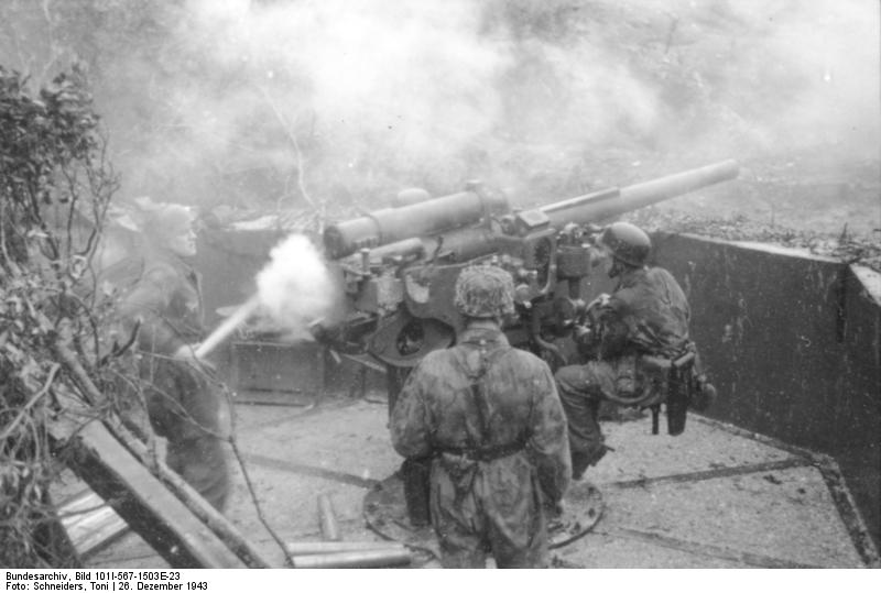 Disparo de un Cañón de 75 46 CA Modelo 34 por tropas alemanas en el Monte Circeo, Italia, en 1943 Disparo de un Cañón de 75 46 CA Modelo 34 por tropas alemanas en el Monte Circeo, Italia, en 1943