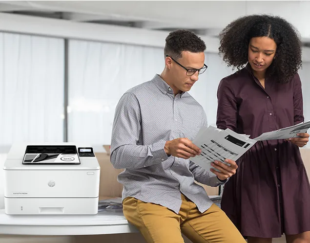 Detalle del panel de control y las opciones de conectividad de la impresora HP.