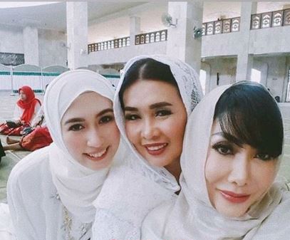 Foto Malinda Dee bersama teman-temannya sempat beredar di medsos pada 2017 lalu.