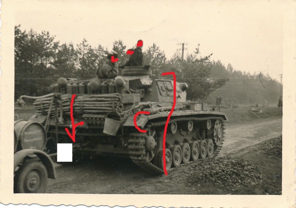 Vormarsch deutscher Panzer III mit Tankanhänger