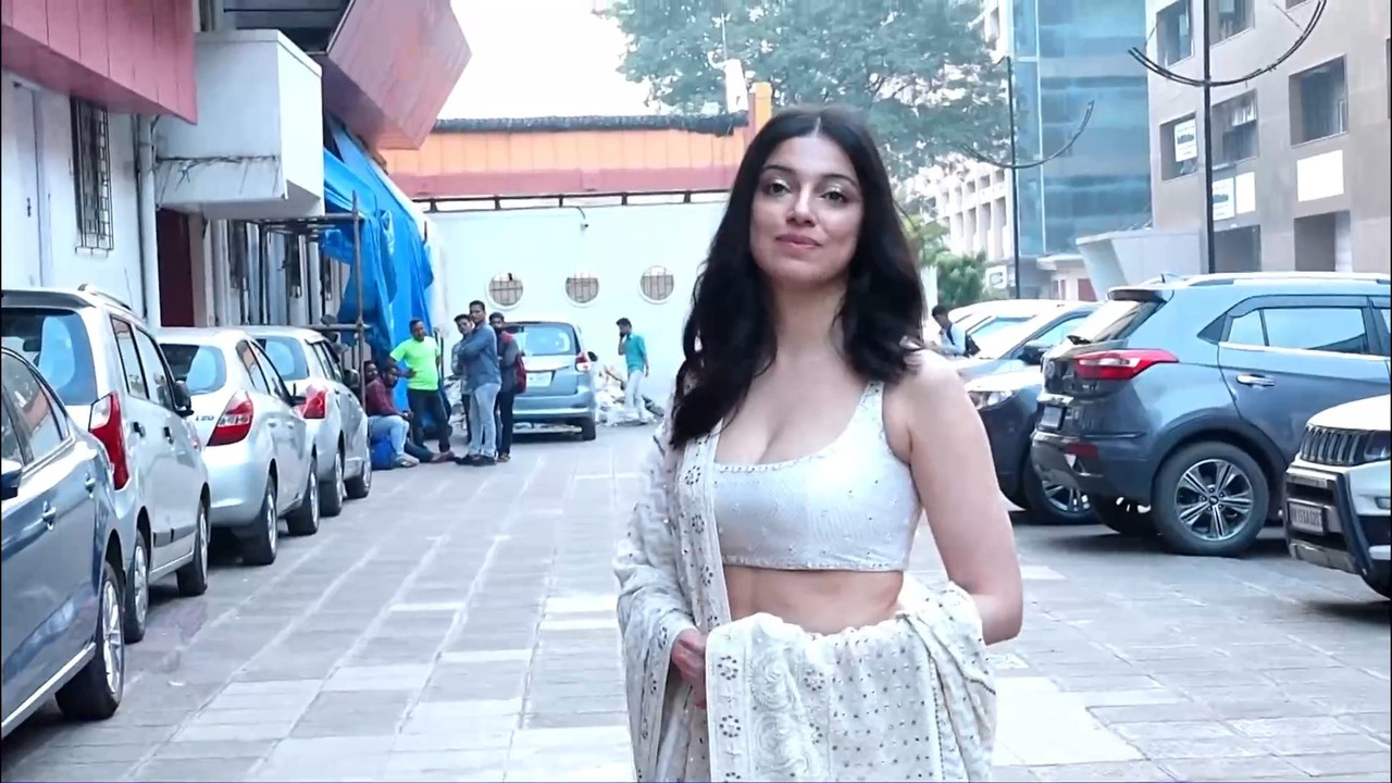 Divya Khosla Busty boobs.mkv_snapshot_00.40.396