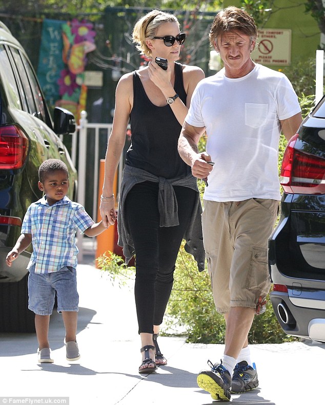 Familienfoto von Schauspielerin, dating Sean Penn,erkennt für Young Adult, Prometheus & The Italian Job.
  
