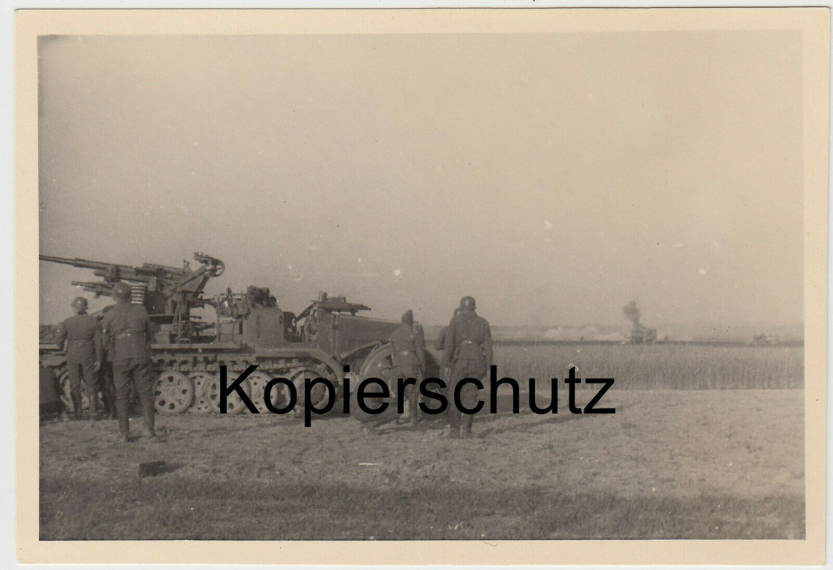 Foto Wehrmacht Soldaten auf Halbkette Sdkfz mit Flak Geschütz Gefecht bei Vaduz