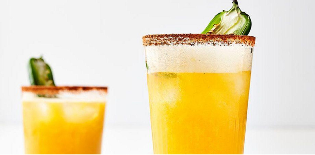 Celebra el Día del Padre con una deliciosa michelada de mango con jalapeños