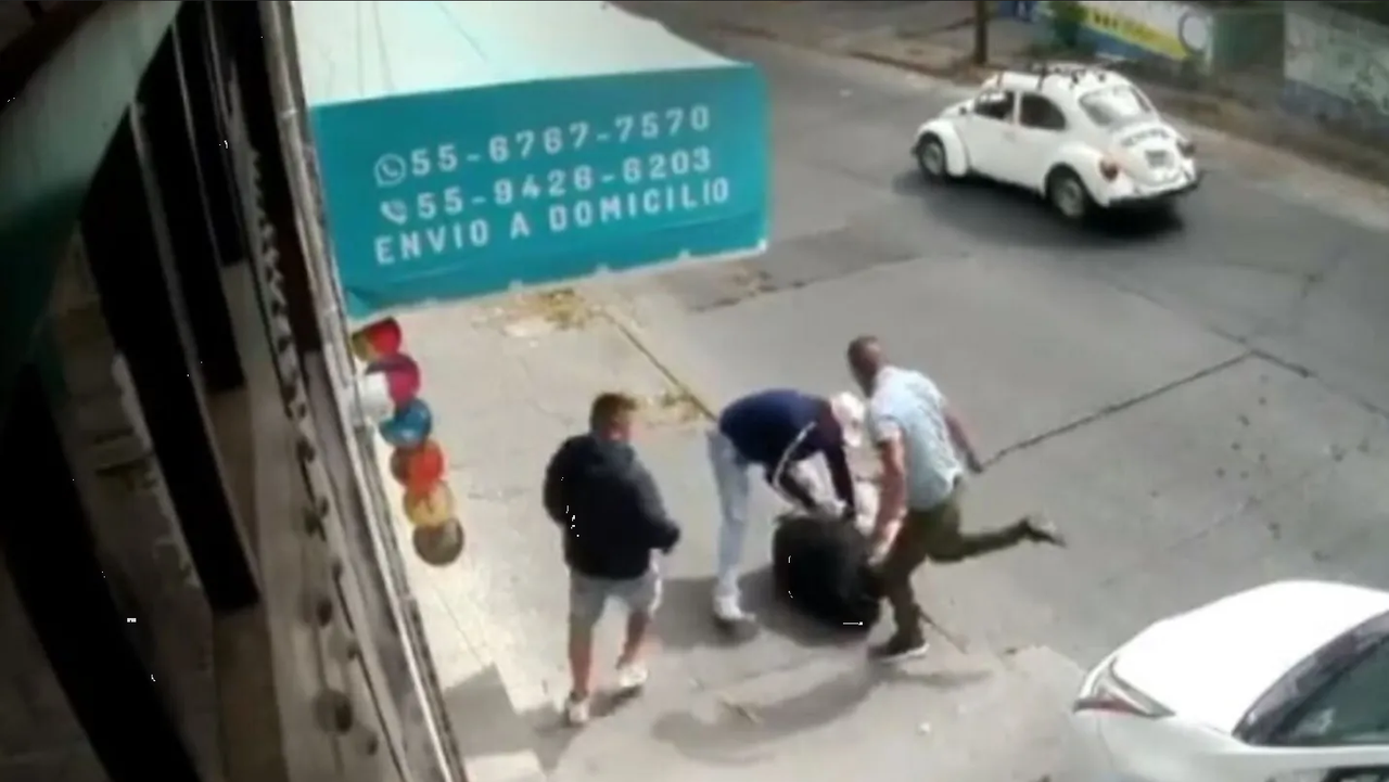 Así fue el violento asalto y golpiza contra un hombre en Tlalnepantla: video