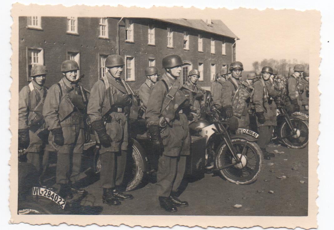 Fallschirmjäger Zündapp Motorrad Krad Kennung MP Ausrüstung Stahlhelm 2 WK Foto1