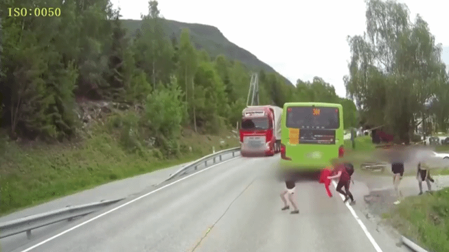 Impresionante-Sistema-de-ayuda-a-la-frenada-de-Volvo-2-1.gif