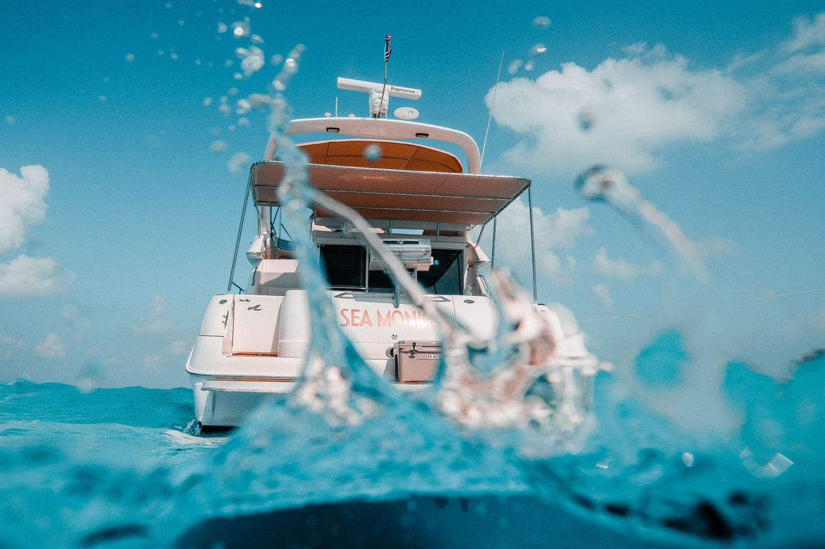 Sea Monkey 50 ft yacht rental Cancun - Kitchen and dining area with air conditioning and full amenities