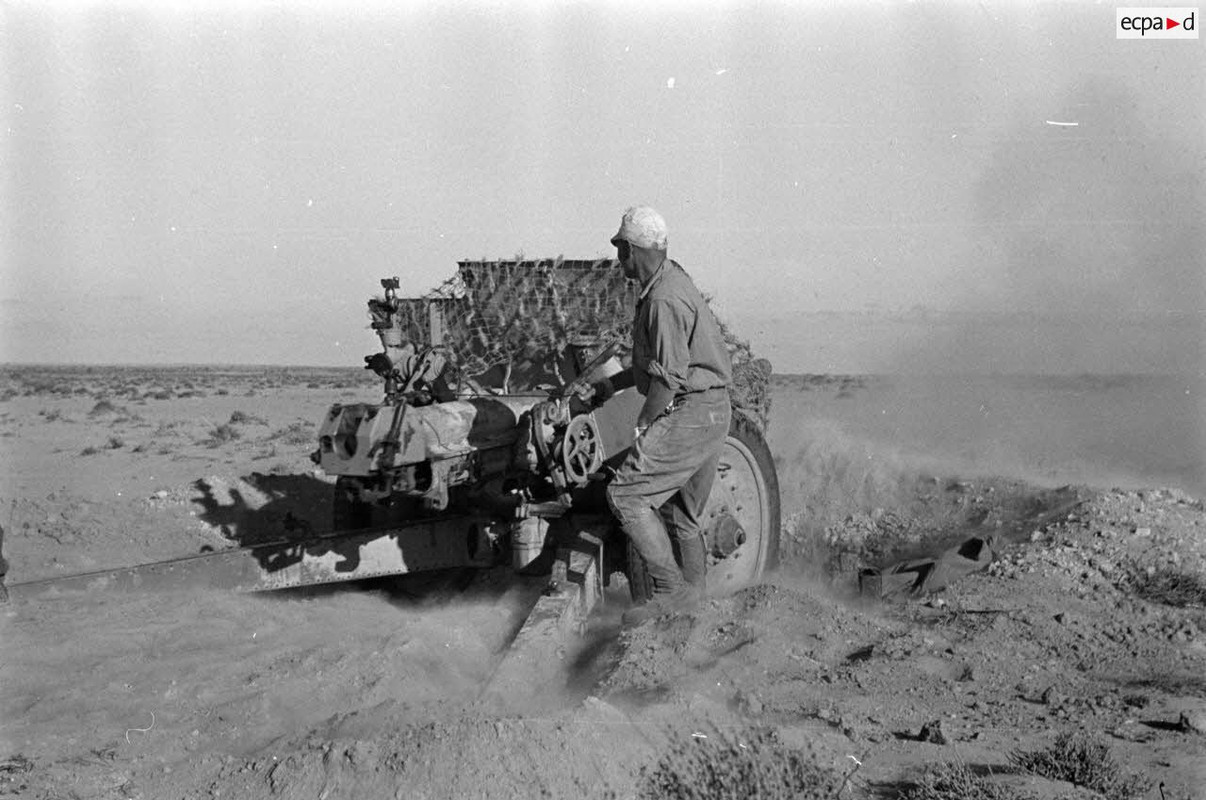 Une pièce Pak 36 (r) de 76,2 mm d'origine soviétique en action.1
