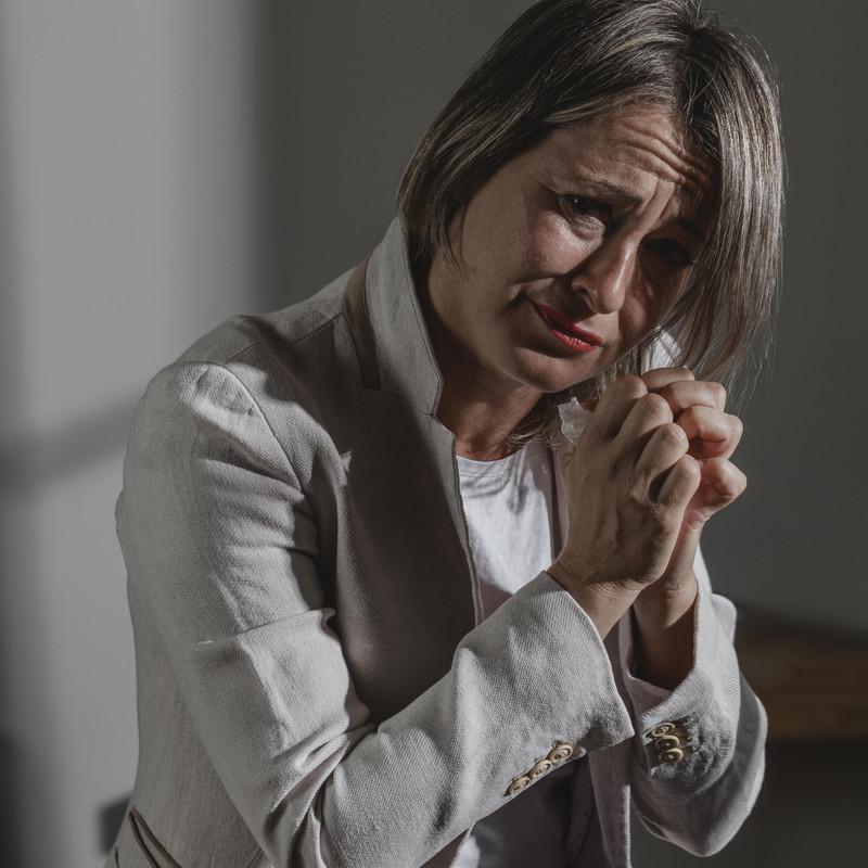 Femme en deuil et tristesse - Accompagnement dans le processus de deuil