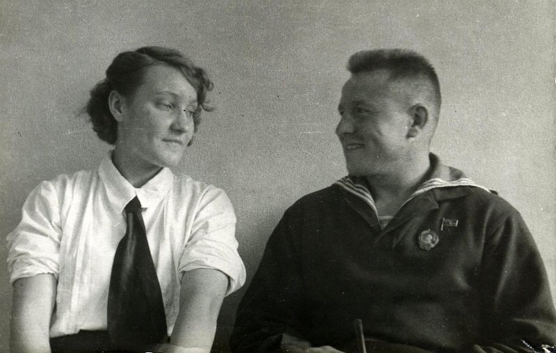 Младший командир-подводник Тихоокеанского флота - Александр Петрович Рябинин с неизвестной. фото Наз
