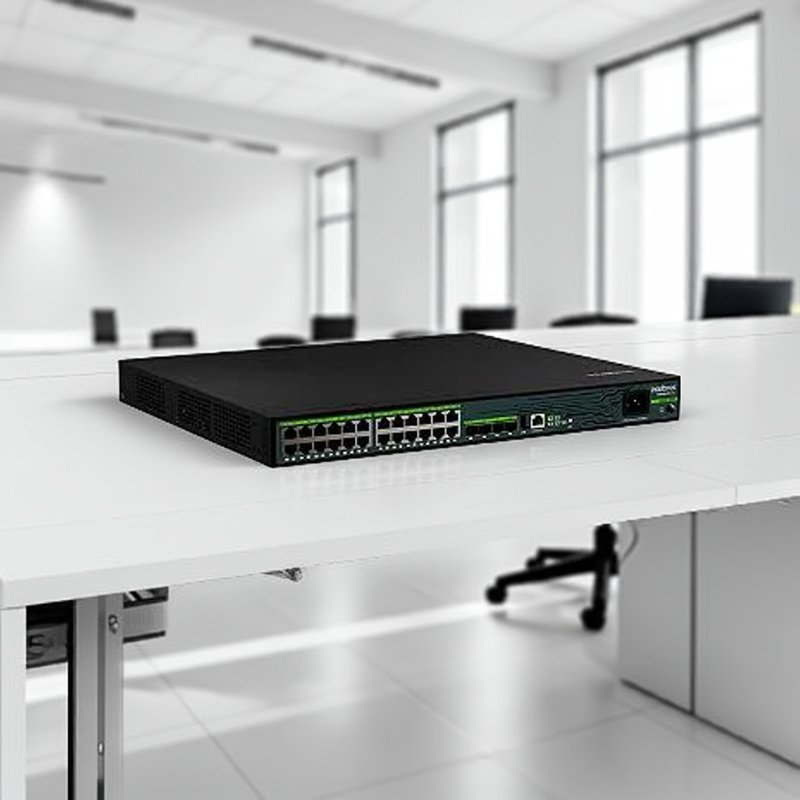 Visão traseira do Switch Intelbras S3028G-PB Max, mostrando a fonte de alimentação modular.