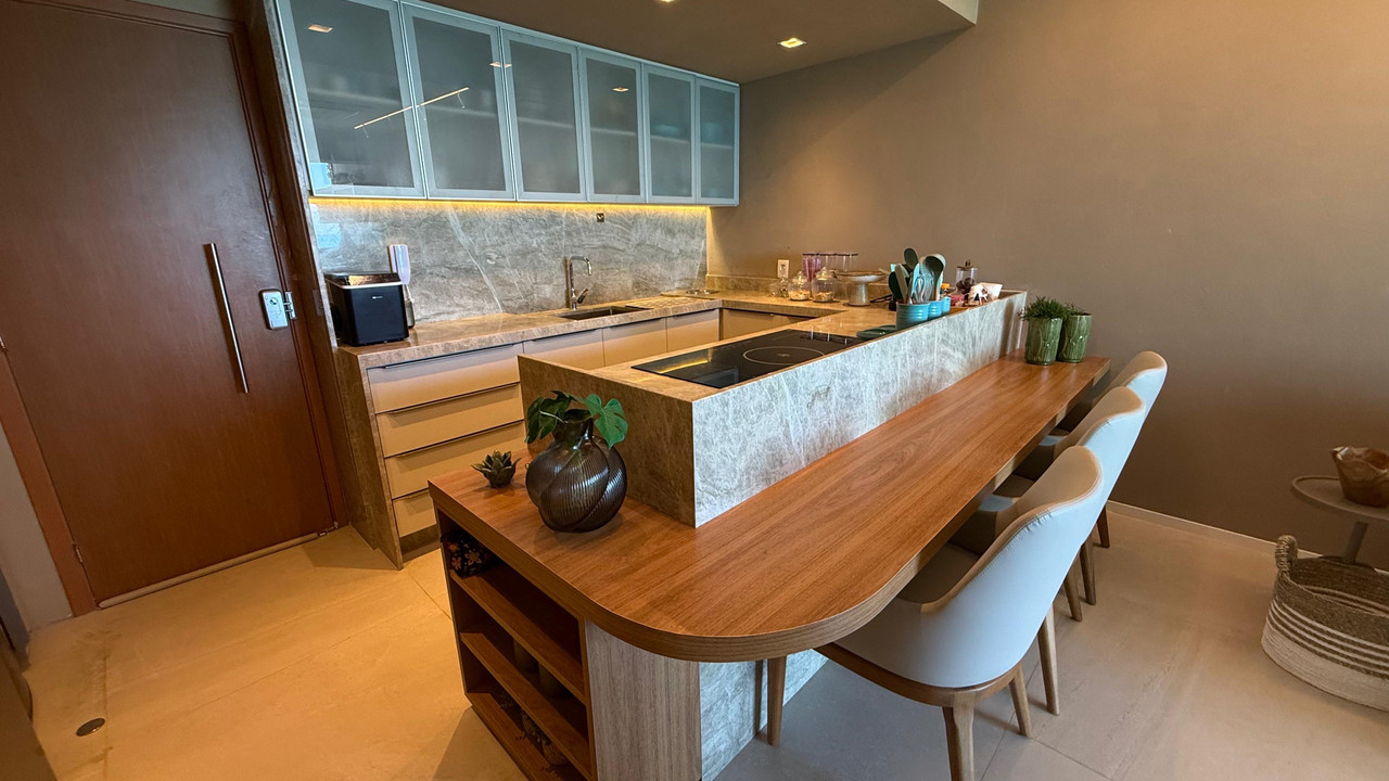 Cozinha gourmet com bancada em pedra natural quartzito, projeto de alto padrão