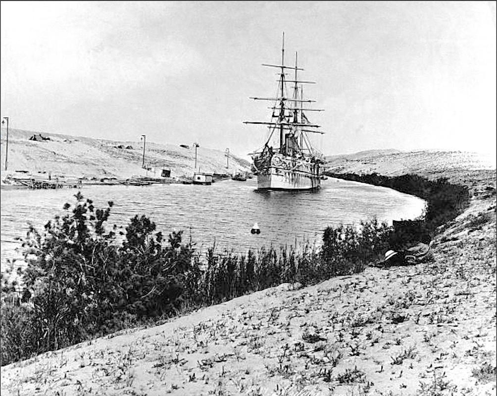 HMS Malabar проходит через Суэцкий канао