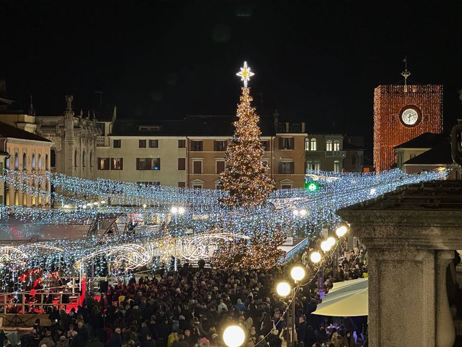 Il sindaco Brugnaro accende il grande albero di Piazza Ferretto. A Venezia è di scena il Natale!