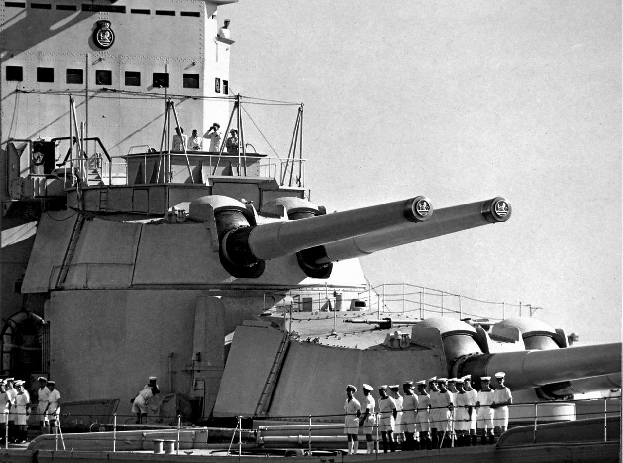 https://i.postimg.cc/2SRJvY9v/HMS-Vanguard-vo-vrema-korolevskogo-vizita-v-Uznuu-Afriku-fevral'-1947.jpg