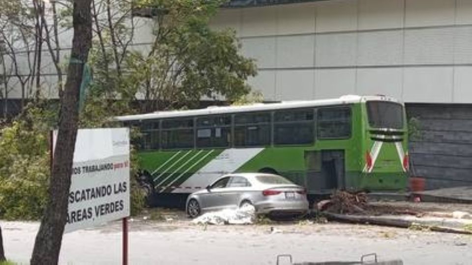 Microbús se queda sin frenos y provoca un fuerte choque en Santa Fe; reportan un muerto