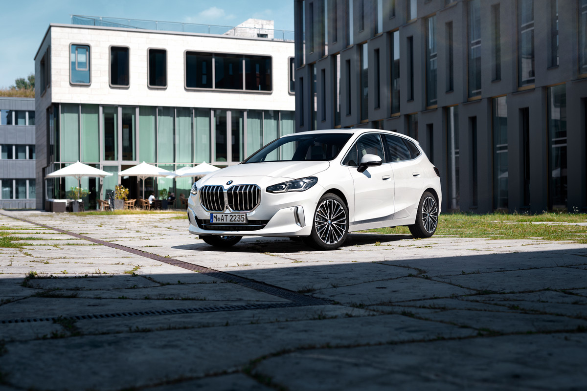 P90437734_highRes_the-all-new-bmw-223i