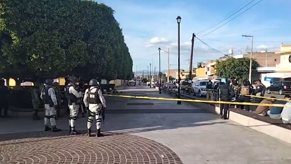 Joven es finado a tiros por sicarios mientras descansaba en una plaza de Guanajuato