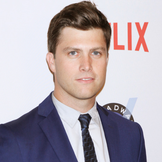 Colin Jost 2024 Dunkelbraun Haar & mondän Haarstil.
