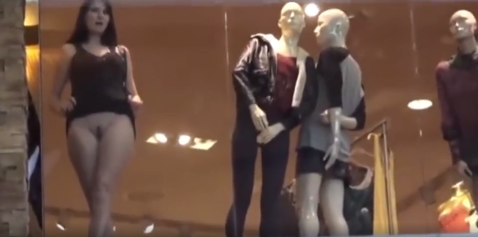 La graban enseñando su cuerpo en un centro comercial