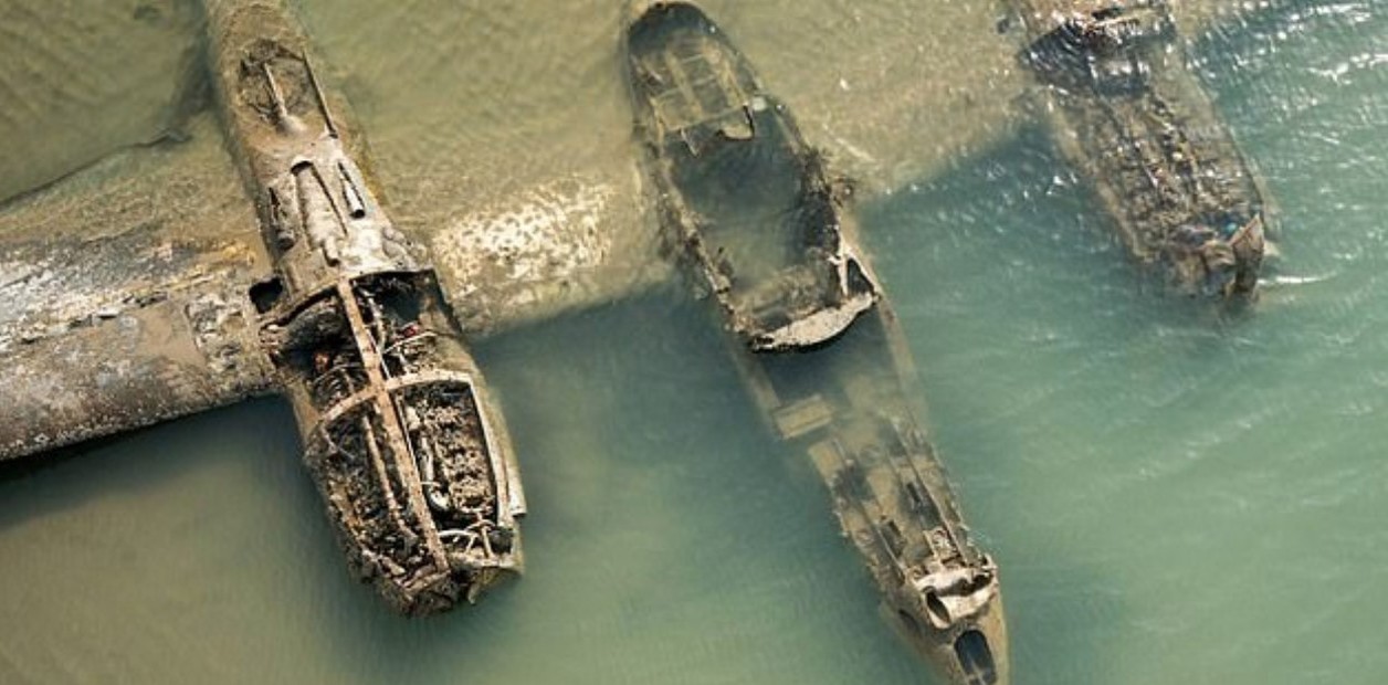 El Lockheed P-38 Lightning Fighter American permanece bajo más de dos metros de arena frente a la costa de Harlech, en Gwynedd. PaulMMCooper
