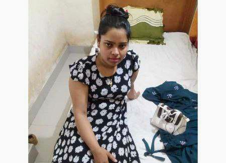 Desi village girl showing her boob closeup