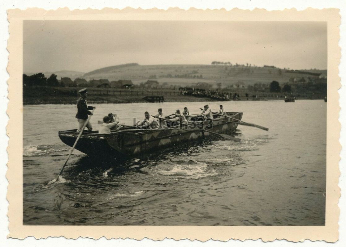 11 Fotos Pionier Batl. 19 Holzminden Weser Ponton Fähre LKW Gefechtswagen4