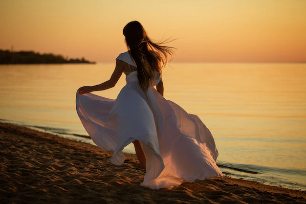 joven-mujer-libre-corriendo-vestido-blanco-cerca-mar-al-atardecer-78492-4691.webp