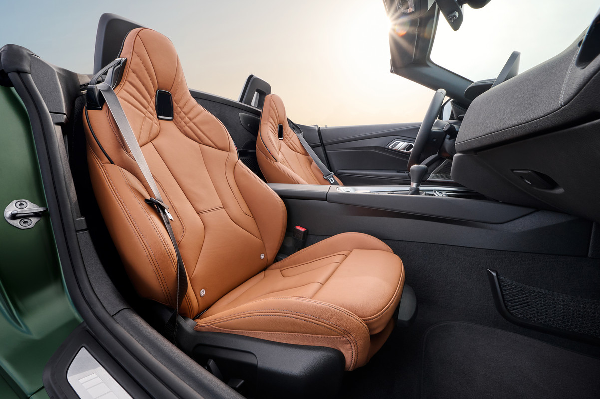 P90535775_highRes_the-bmw-z4-m40i-with