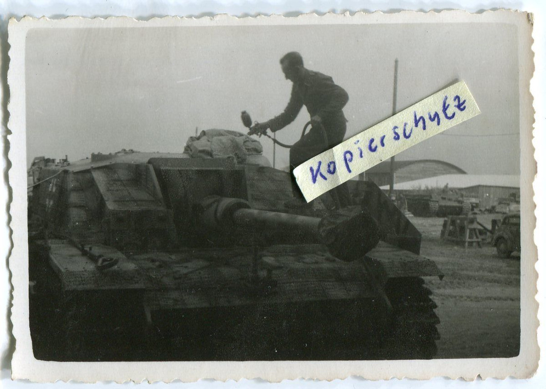 Panzer Sturmgeschütz mit Zemerit beim Lackieren 