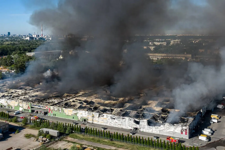 Un centre commercial dévasté par les flammes, à la suite d’un attentat à la bombe du Southern Hamajak Liberation Front, à Nuova Almilano, le 21 juin 2019.