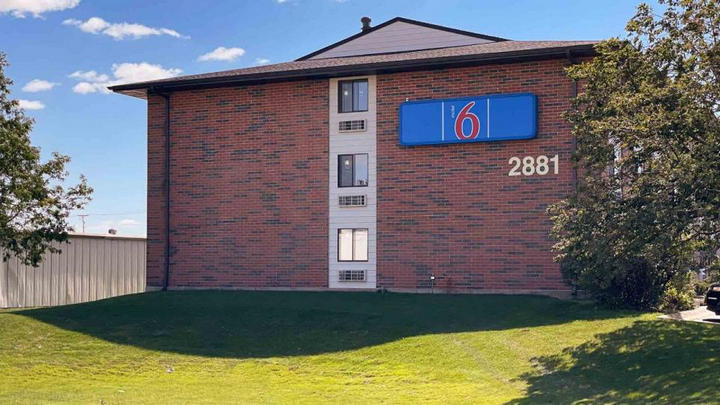 Motel-6-Elk-Grove-IL-O-Hare-Exterior.jpg