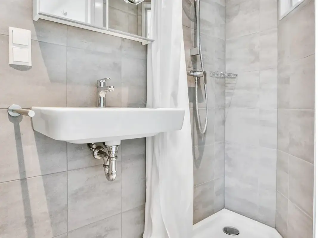 La policía la encuentra encerrada en su baño después de tres días_Cuba Impacto