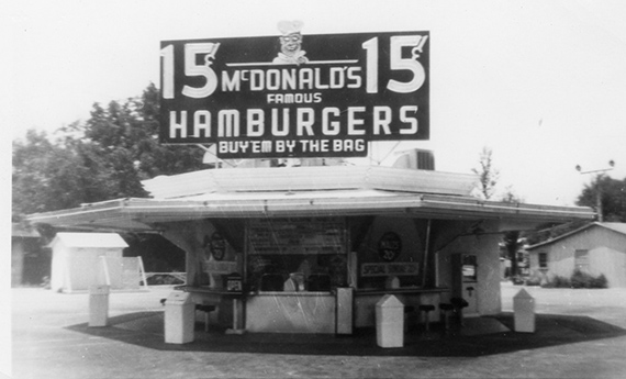 McDonald bersaudara San Bernardino restoran McDonald's 1948-1955. Di restoran inilah Dick dan Mac McDonald menyempurnakan Sistem Layanan Speedee mereka dengan menu terbatas termasuk hamburger, shake, dan kentang goreng lima belas sen.