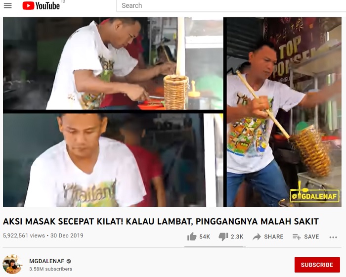 Aksi masak cepat yang dilakukan penjual Mie Pangsit Aseng di Binjai.