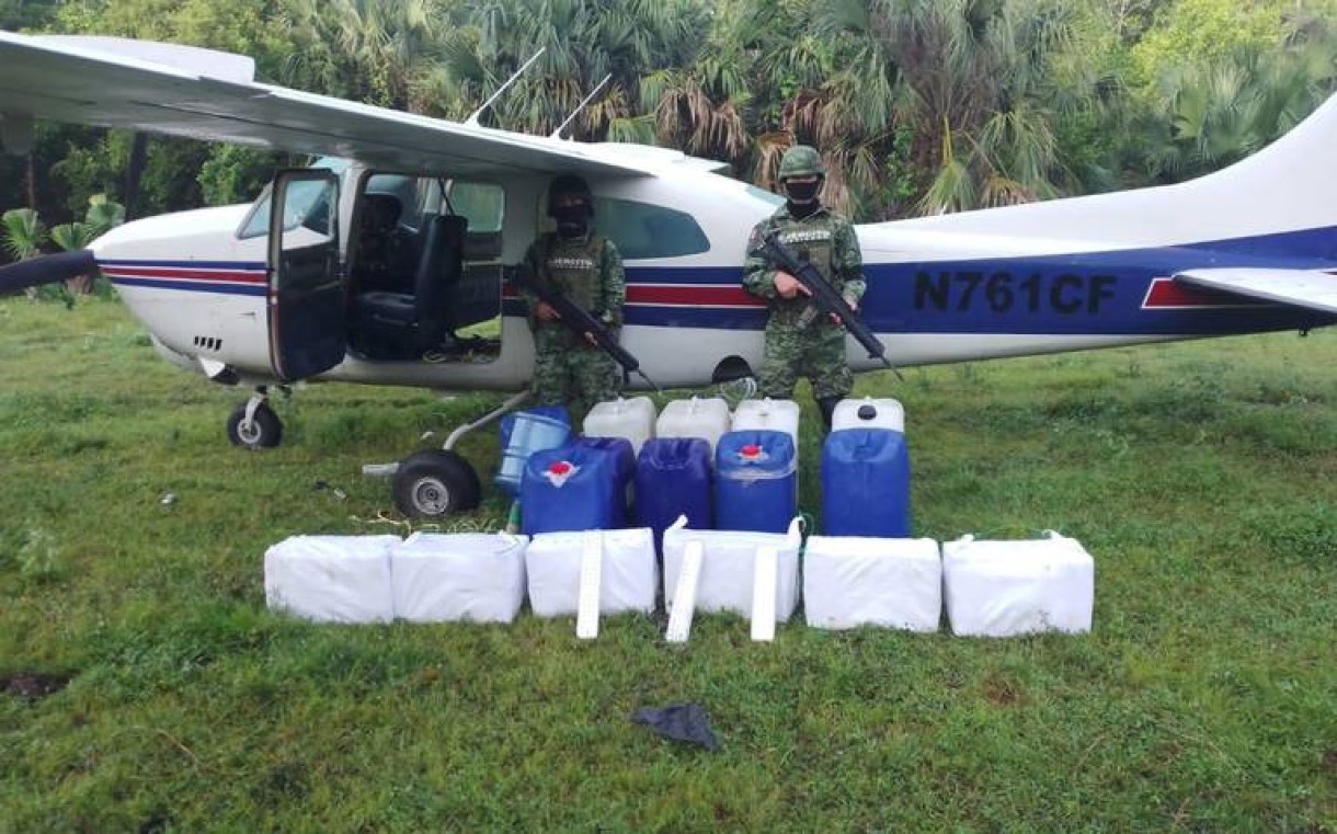 Sedena asegura un avión con paquetes de droga, aparentemente cocaína