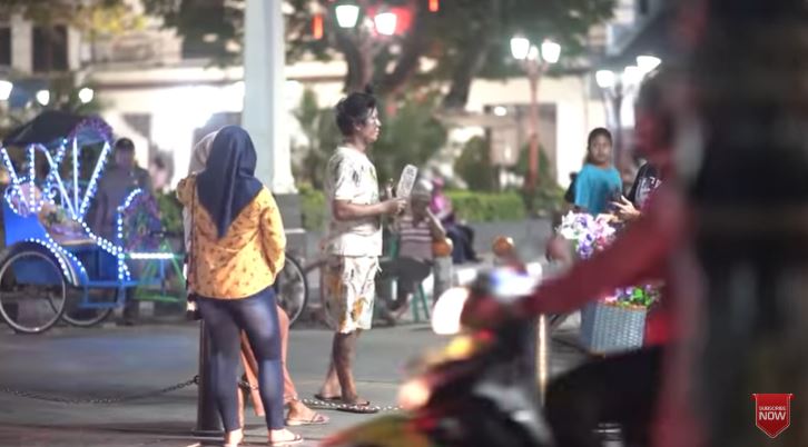 Andika Mahesa saat prank jadi gelandangan di Kota Lama Semarang.