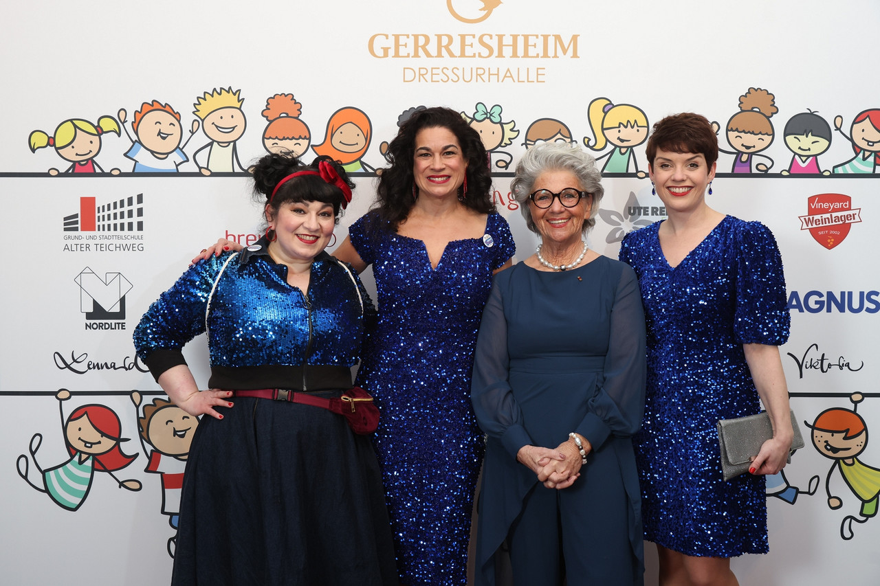 web SKj Neujahrsempfang Hannelore Lay mit Caroline Kiesewetter und den Ohnsorg Süsters