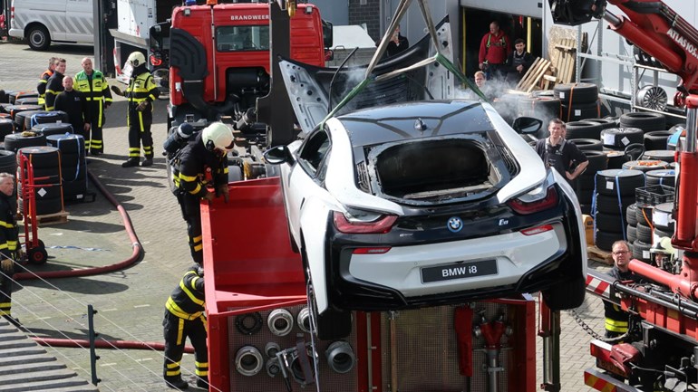 [Imagine: BMW-i8-incendiu-4.jpg]