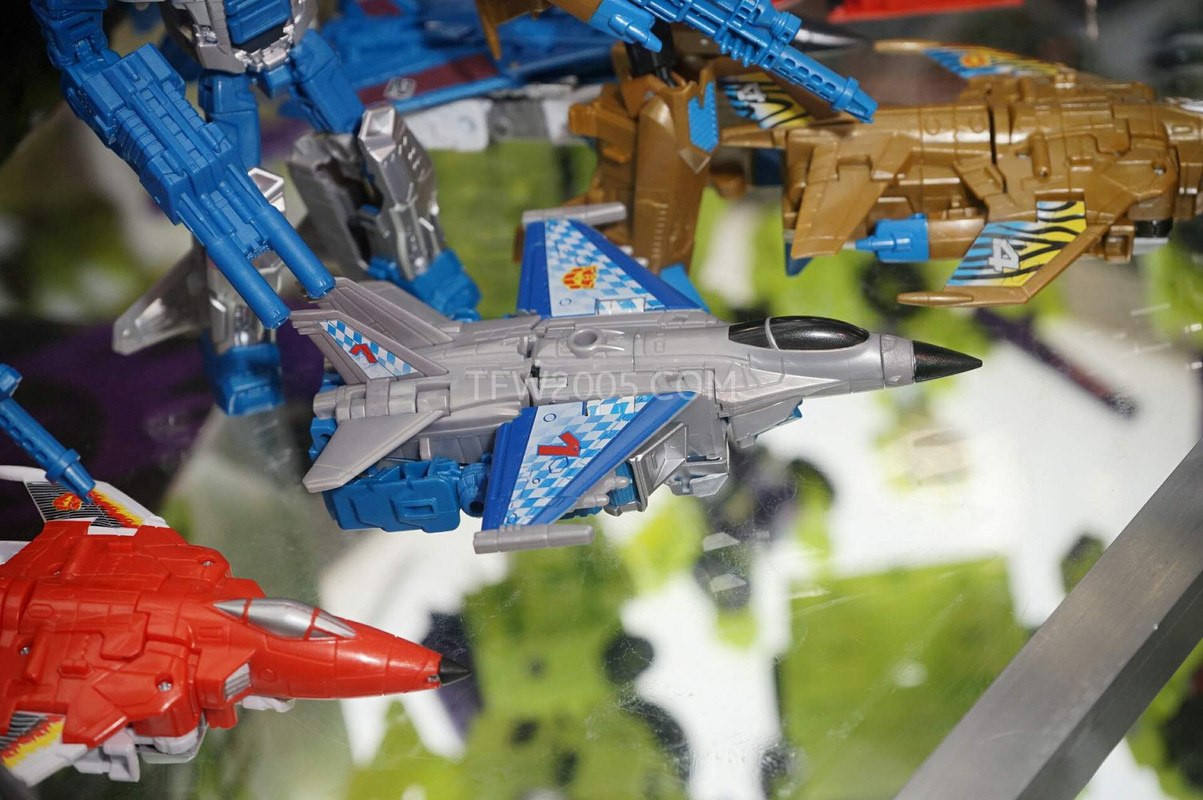 SDCC2015-Hasbro-Case-Transformers-Combiner-Wars-