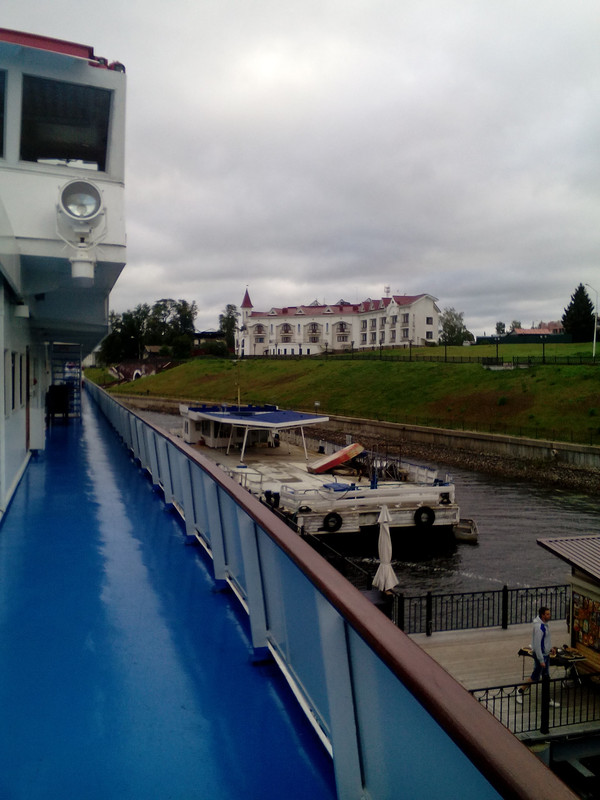 1534909120407-1131892965