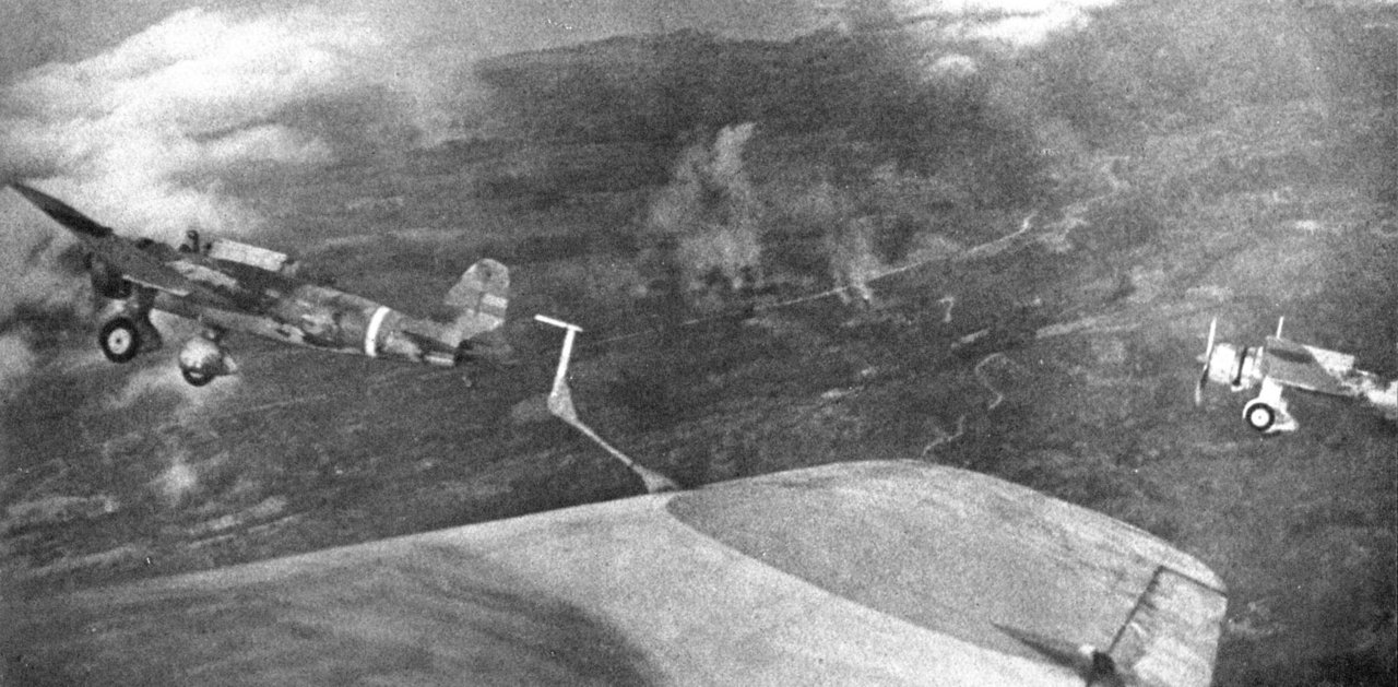 Varios bombarderos Mitsubishi Ki-30 sobrevolando la línea principal de Bataan en 1942 Varios bombarderos Mitsubishi Ki-30 sobrevolando la línea principal de Bataan en 1942