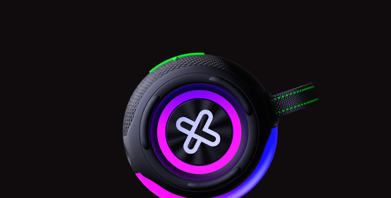 Bocina Klip Xtreme KBS-250 con su efecto de llama LED en un ambiente social.