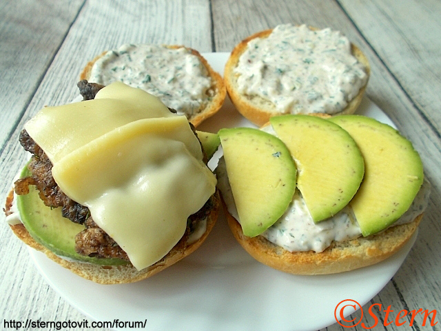 Чизбургер с печенью и авокадо