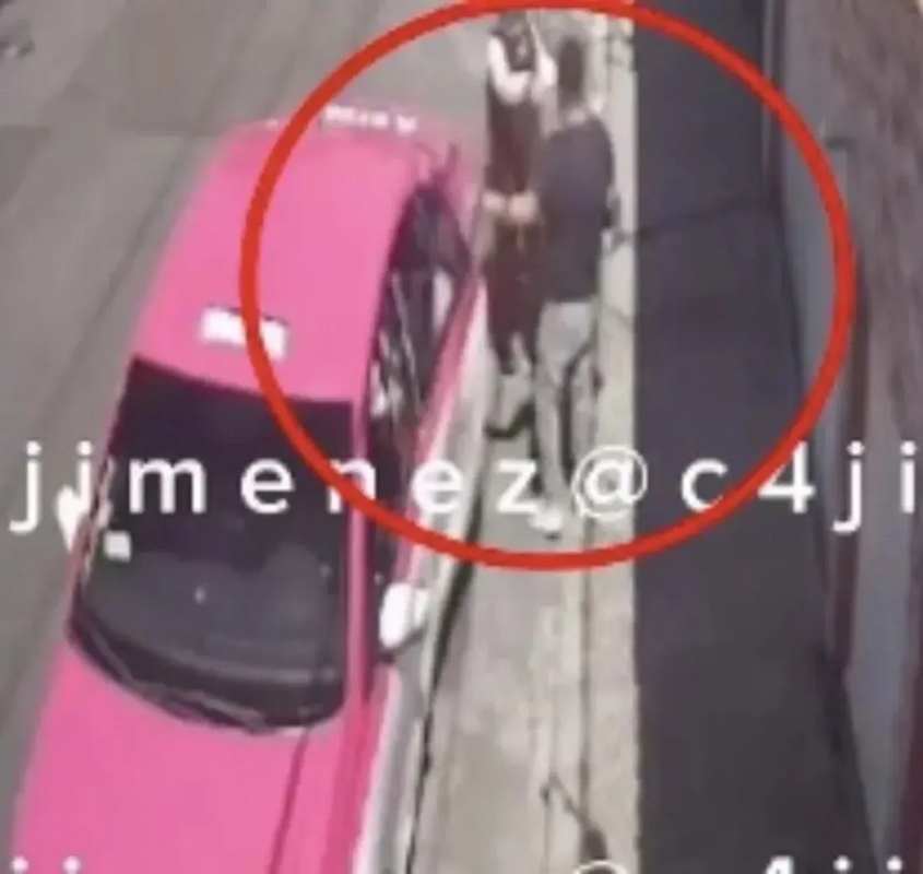 ¡Taxista roba a señora de 86 años en CDMX! Video capta el momento