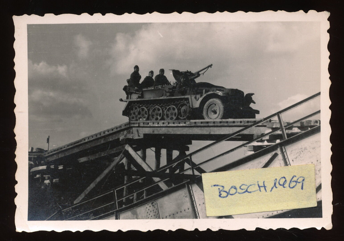 Foto - Technik Halbkette mit Geschütz Aufsatz