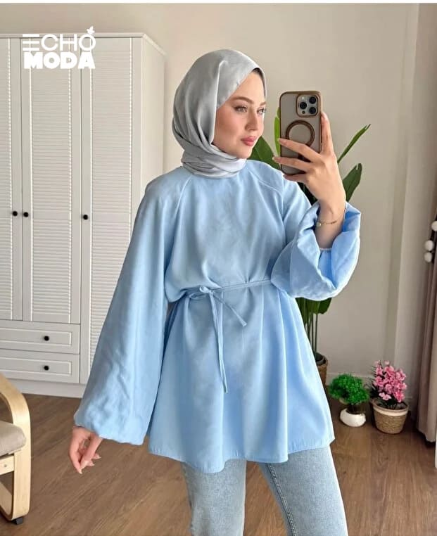 بلوزة حريرية بتدرجات لونية ناعمة تناسب الخروج والسهرات البسيطة. بلوزة حريرية بتدرجات لونية ناعمة تناسب الخروج والسهرات البسيطة.